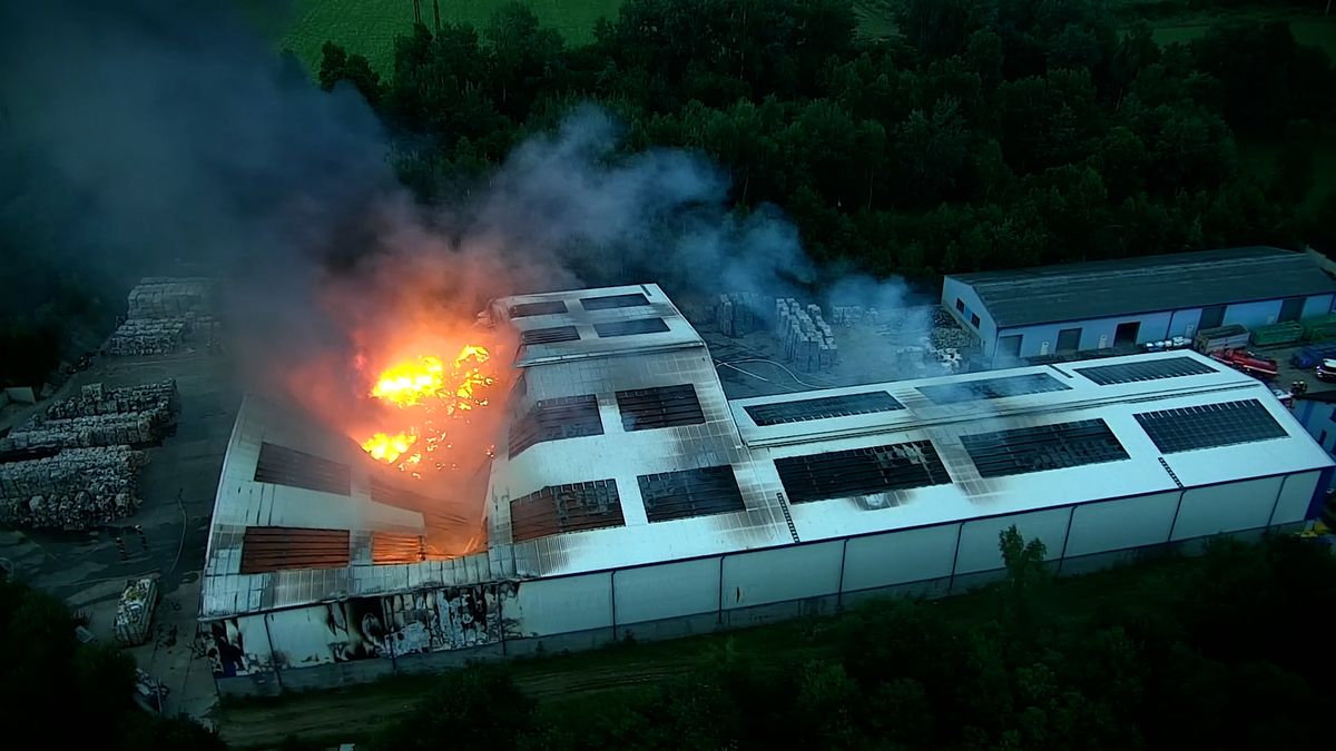 Na Prachaticku hořela hala na třídění odpadu, škody jdou do desítek milionů